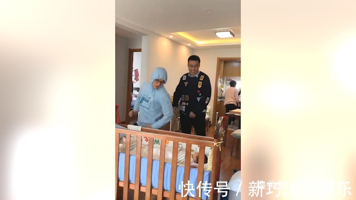 宝宝|两位舅舅探望刚出生的宝宝,见到她之后,接下来的动作让人笑不停