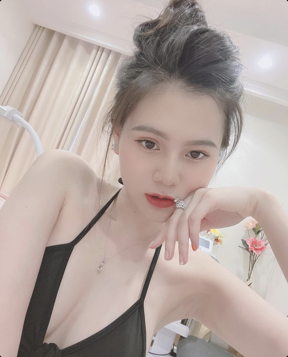 女面试官:分开很舒服,合一起很难受,打一字!