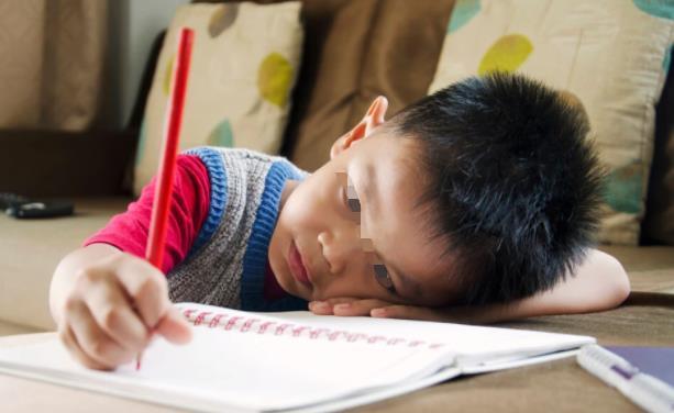 父母|磨蹭的孩子有隐藏优点,反复催促他效果不大,父母该如何做?