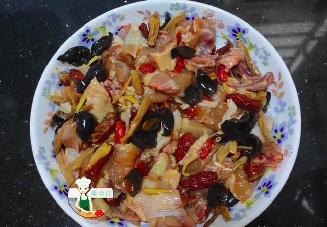  木耳跟此菜是绝配，蒸一蒸就好，营养好吃不上火，常吃提高免疫力