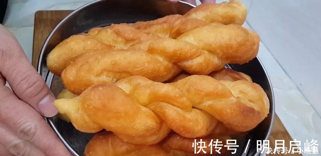 2个鸡蛋,1袋牛奶,不用一滴水,比油条面包还好吃,放凉都不会硬