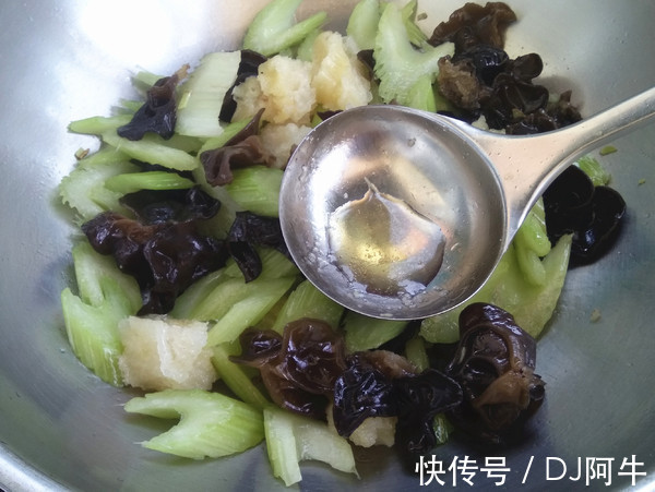 西芹|它是天然“碱性食物”，常吃口气不臭，秀发乌黑，皮肤细腻有光泽