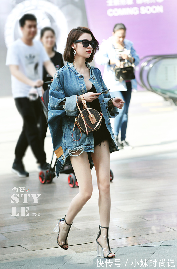 牛仔背带裤|重庆街拍,浅黄色T恤搭配牛仔背带裤,彰显温暖可爱又迷人