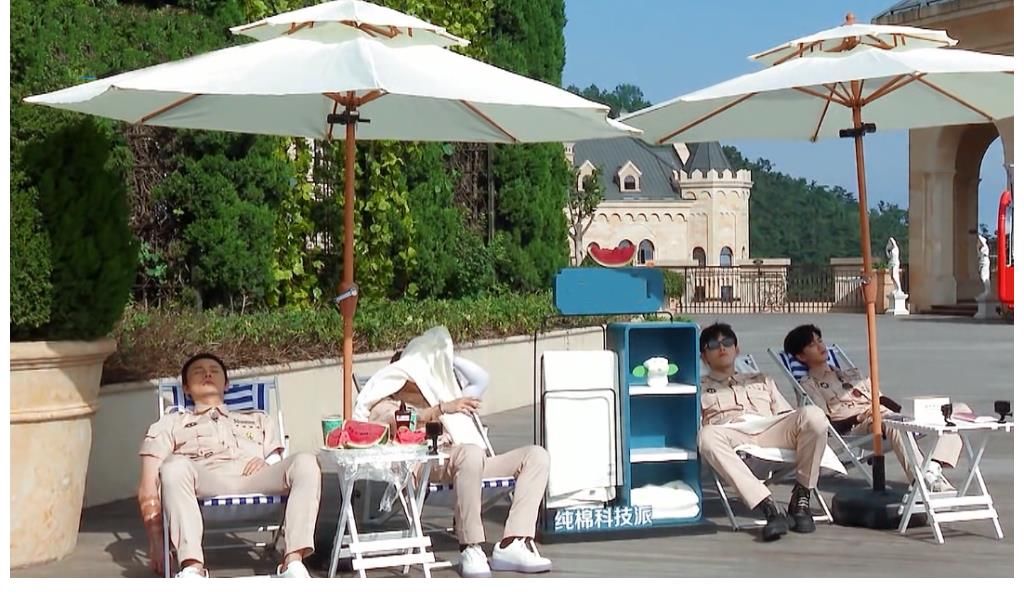 登顶|跑男导演新综艺首播引爆全网,热搜上榜140个,登顶综艺小时榜第一