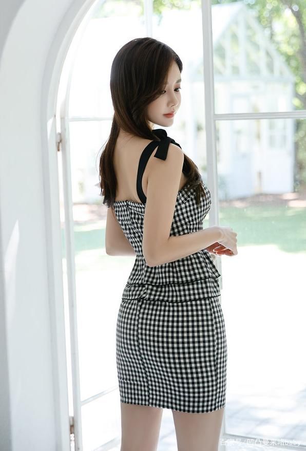 格子|孙允珠这么穿显凹凸身材,性感格子吊带包臀裙,气质太撩人