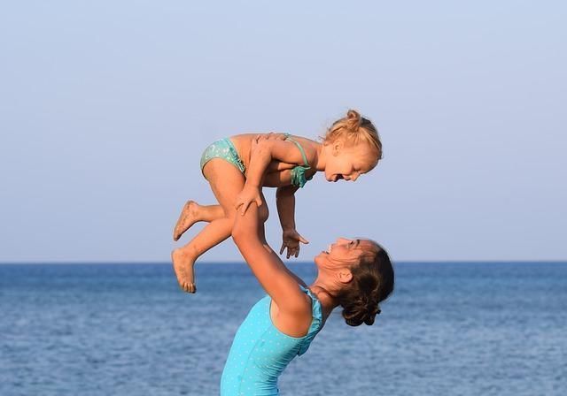 老同学|早生孩子和晚生孩子有什么不同呢?老同学聚会,答案:全在脸上了