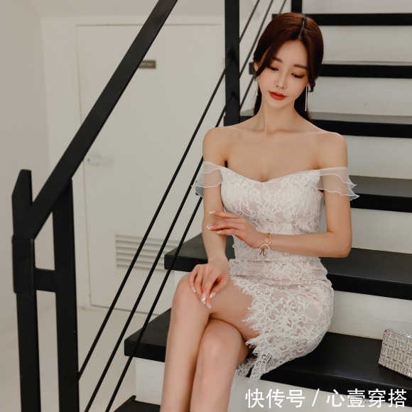 时尚|女神孙允珠时尚搭配:经典华沙夏菊雕绣波浪抹胸裙