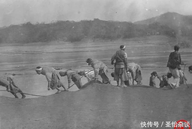 长江三峡|清末老照片：长江三峡的纤夫，艰难拖动船只，都是穷人很可怜