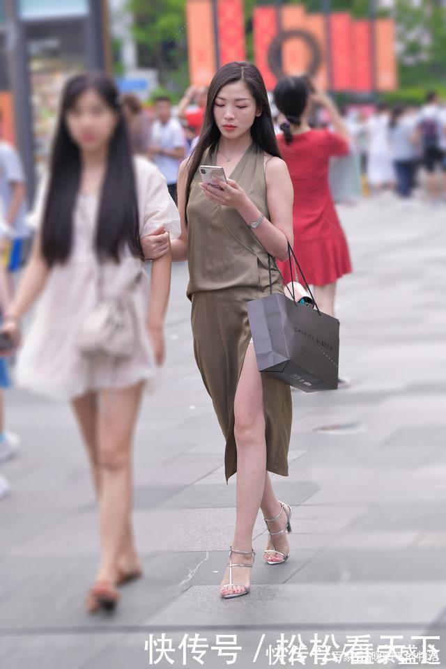 穿搭|气质女生真会穿,选择款式雅致的挂脖长裙,让造型更显大方靓丽