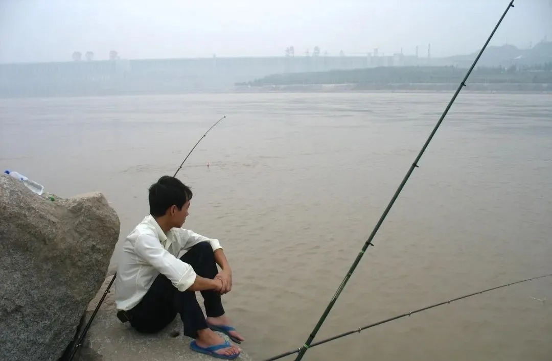 冬天莫封竿,只要选择好钓具饵料和钓法,大鲫鱼连竿上岸