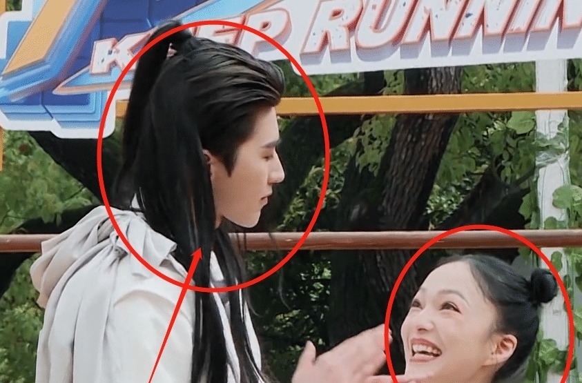 绅士 蔡徐坤起跳被调侃社会摇,一把接过张韶涵,他的绅士手却太圈粉了