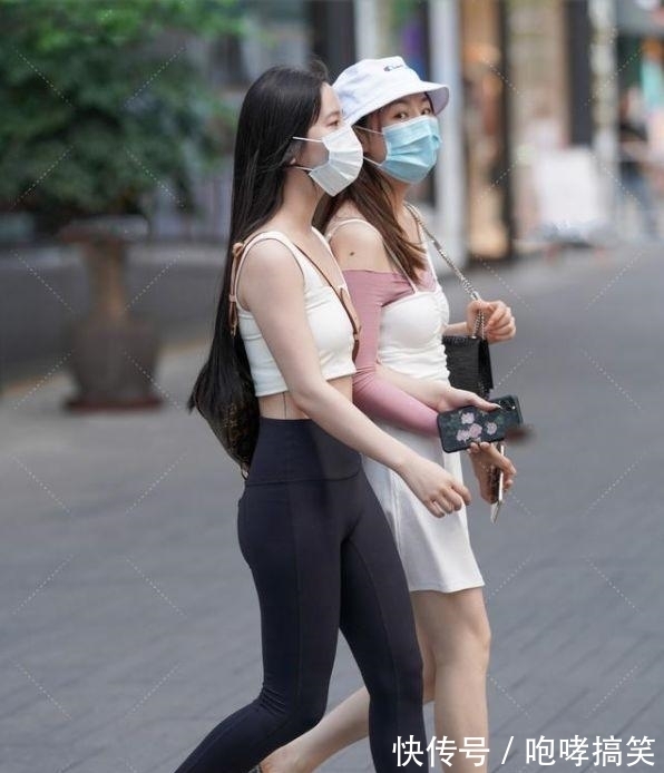 高跟鞋 修长的短夹克配高腰瑜伽裤,充满力量感