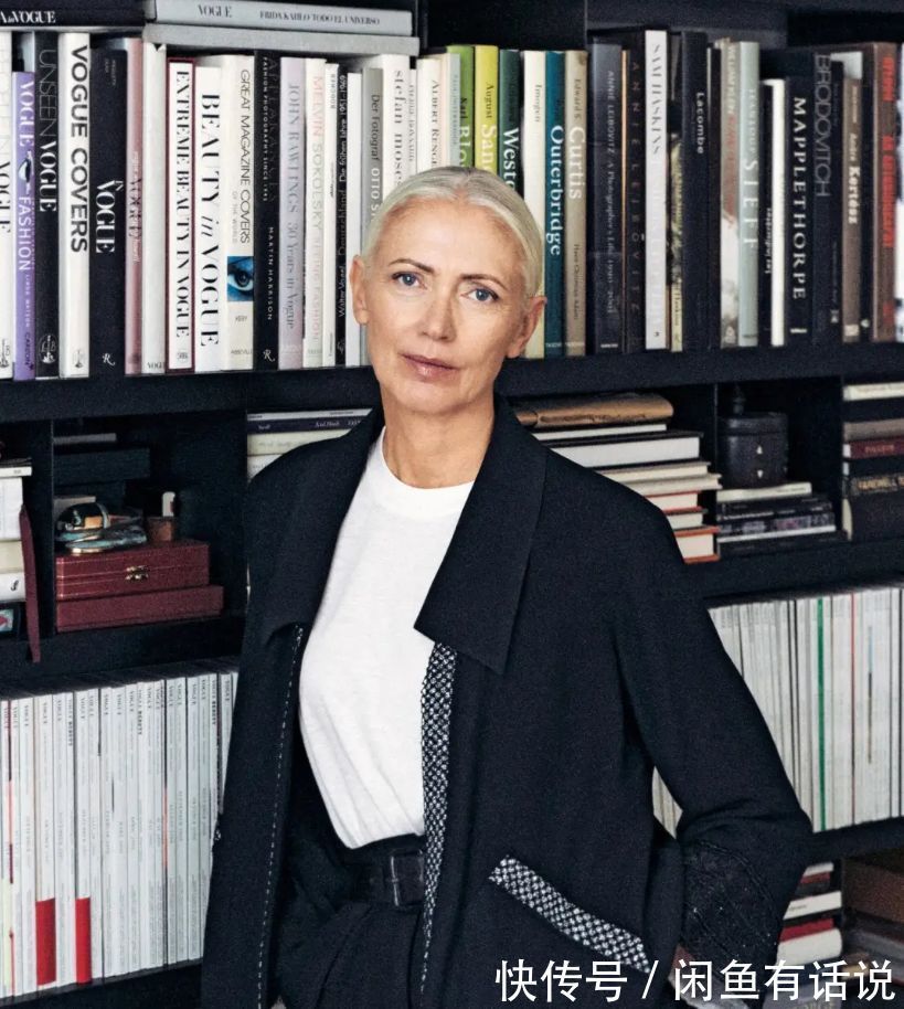 chris|60岁阿姨把黑大衣穿得好惊艳,头发花白还扎个啾啾,我也不怕老了