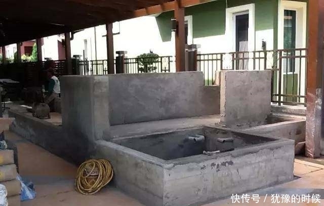 鱼缸和池还可以这样结合?只能说很有想法,有钱我也搞一个!