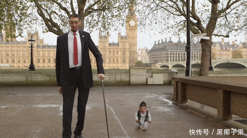 世界上最矮的人,身高堪比婴儿,和世界最高之人站在一起会怎样?