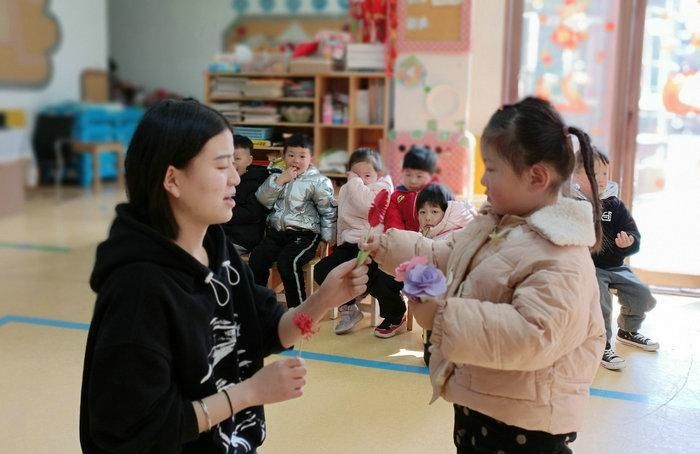 亳州幼师附幼园：萌娃自制礼物送给心中“女神”