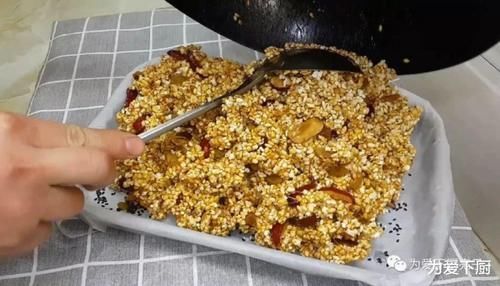 大米扔进滚烫的油锅里，5秒瞬间变美食，吃一口就爱上了，真的太好吃了