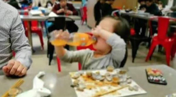 女儿|“掩耳盗铃宝宝”意外走红，妈妈不让喝果汁，女儿捂着眼睛偷偷喝