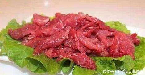 吃火锅时,肉下面为什么要垫一片生菜服务员并不只是为了美观