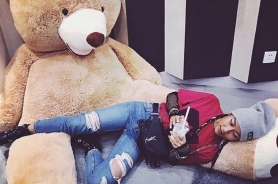 吉克雋逸首次曬出自己的家,家里隨便一張椅子,上面都有繡花雕刻!