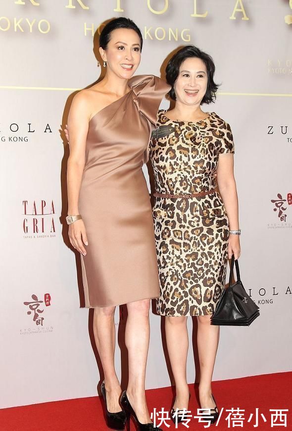 looks|何超琼根本不用扮嫩，穿浅紫色连衣裙配短卷发，气场很难被超越