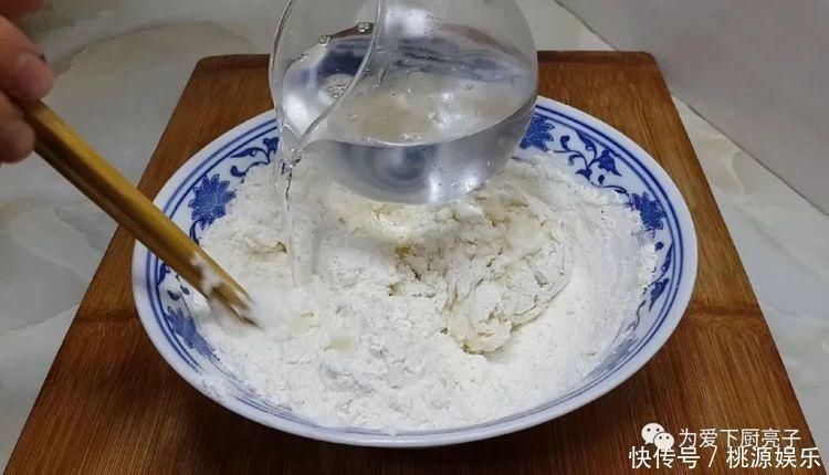 烙饼这么做太香了，开水一烫，张张柔软又劲道，学会天天不起早