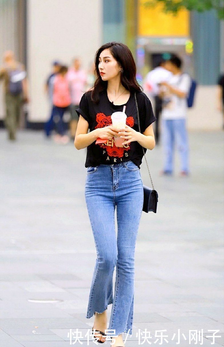 高个模特穿牛仔裤真好看，展示出一双大长腿，彰显轻熟的性感韵味
