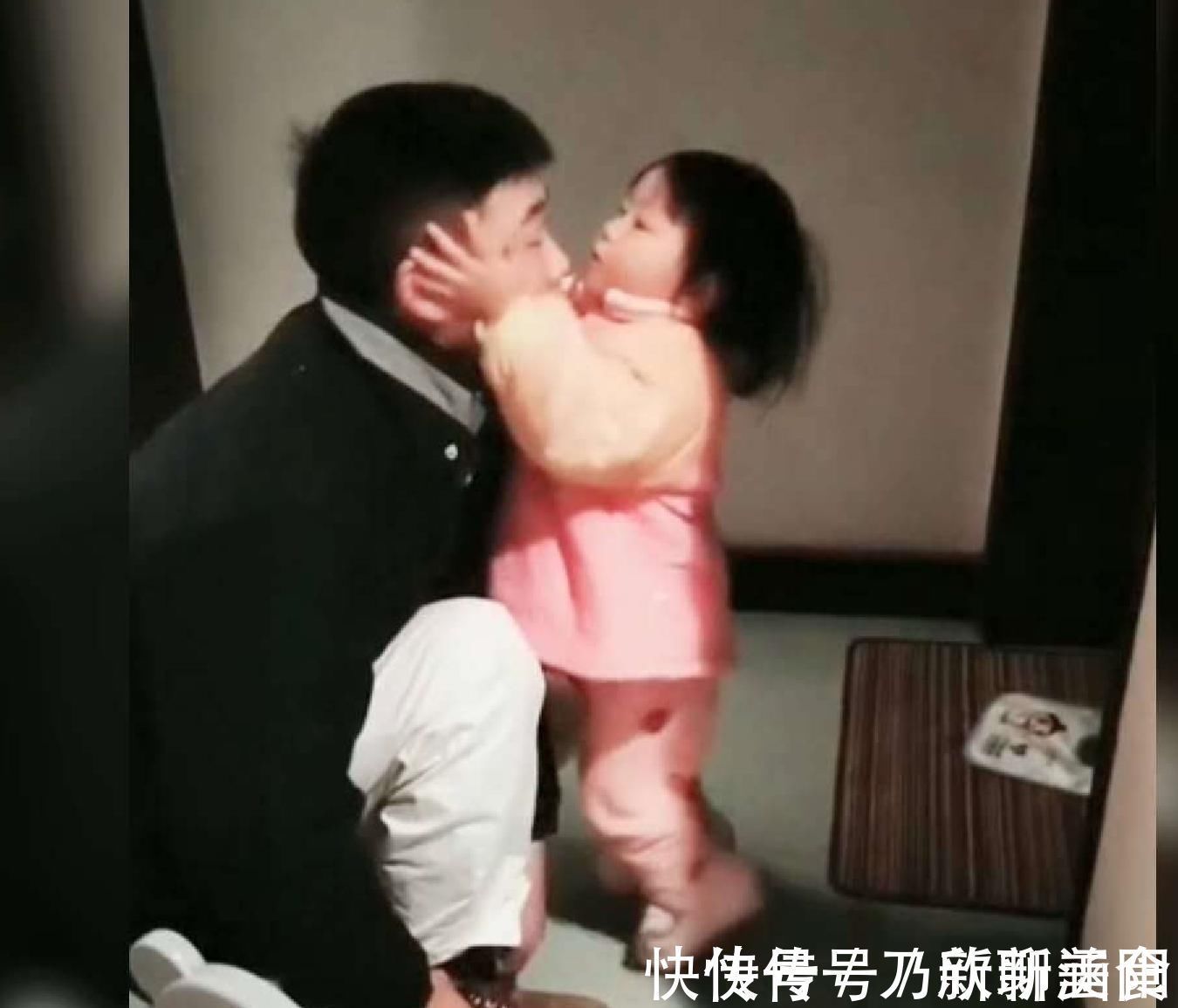 妈妈|爸爸一回家萌宝就开启“狗啃”模式,女儿不愧是爸爸的小情人