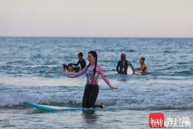 李昊|组图丨体验一把!全国媒体团打卡冲浪“火爆出圈”万宁日月湾