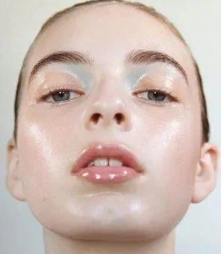 时装周后台的秘密：模特的高级感都是“妆”出来的？