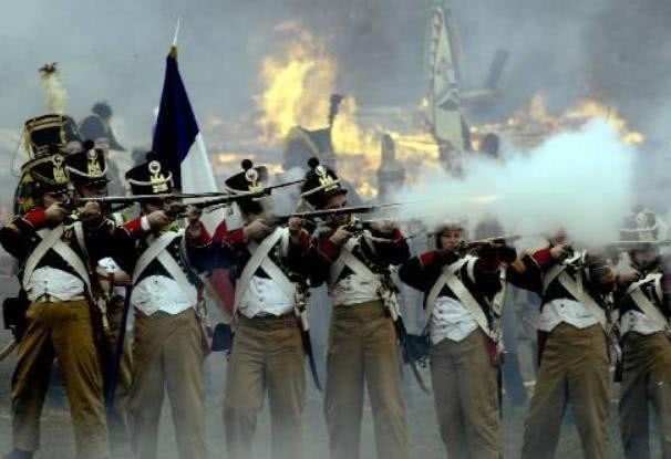 欧洲|面对14万大军,拿破仑怒吼:向我开枪,向你们的皇帝开枪,敌军集体下跪