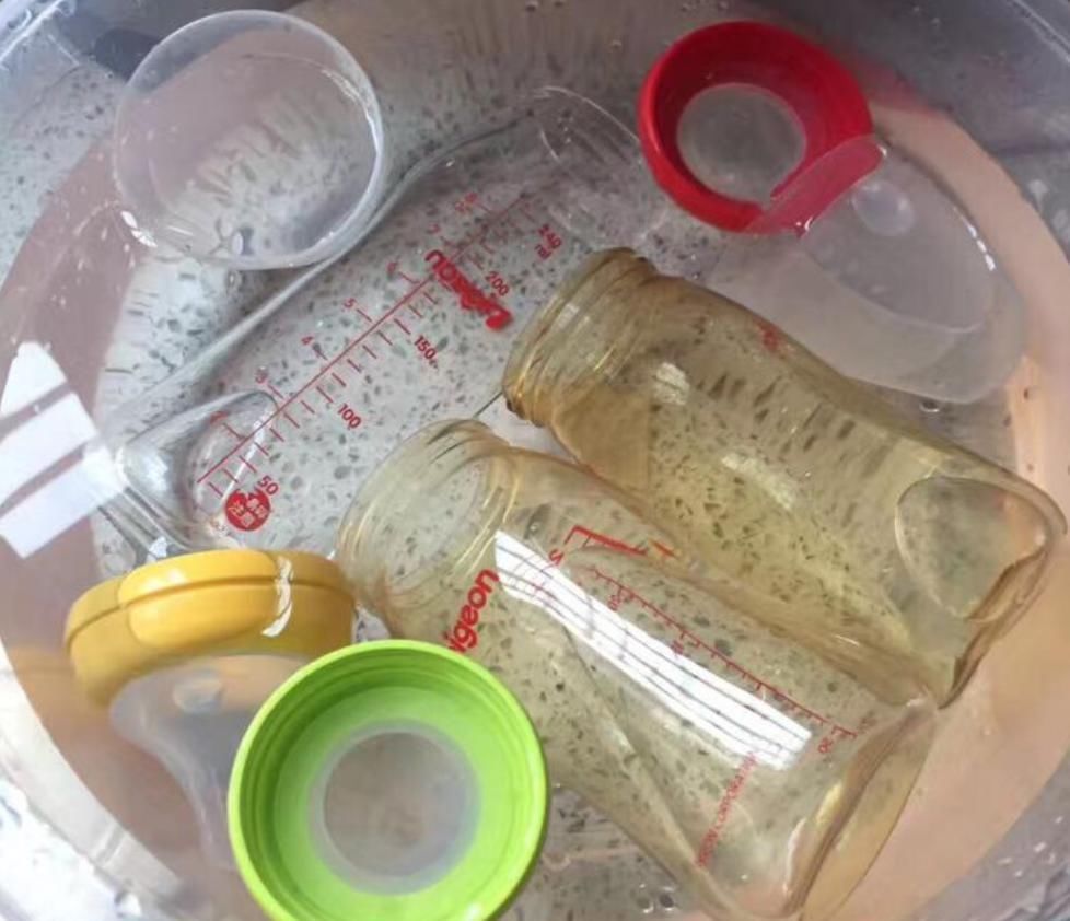 芳芳|有一种'偷懒'叫开水烫奶瓶,家长以为很干净,却“坑”了孩子