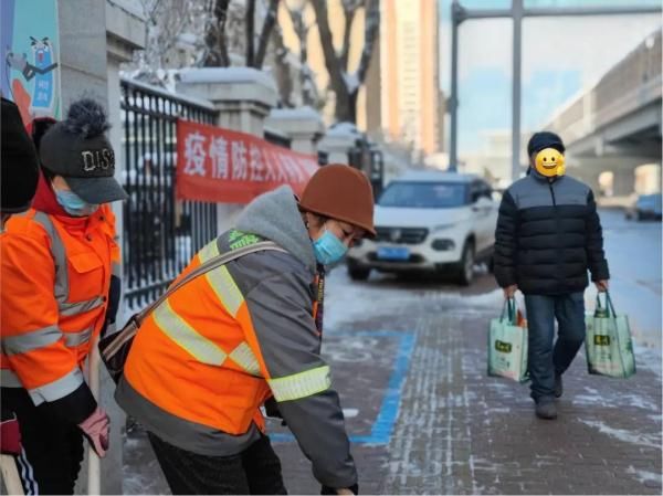 烧饼|三天清冰雪作业时间超45小时，她的外套冻出硬冰壳