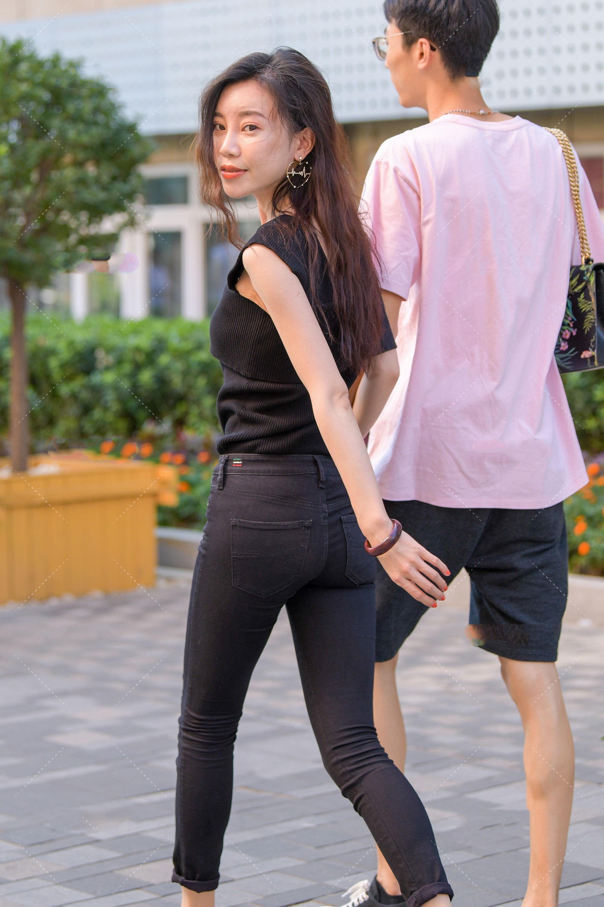 会显得很|不规则黑色上衣搭配黑色长裤, 冷艳气质十足