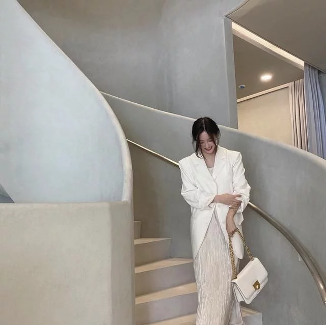 朴孝敏白色西装配杏色连衣裙,简约又高级