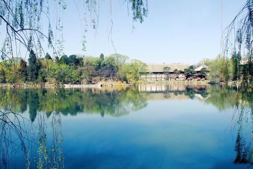 李敖05年捐35万,要求北大立胡适雕像,但是这尊雕像至今未立