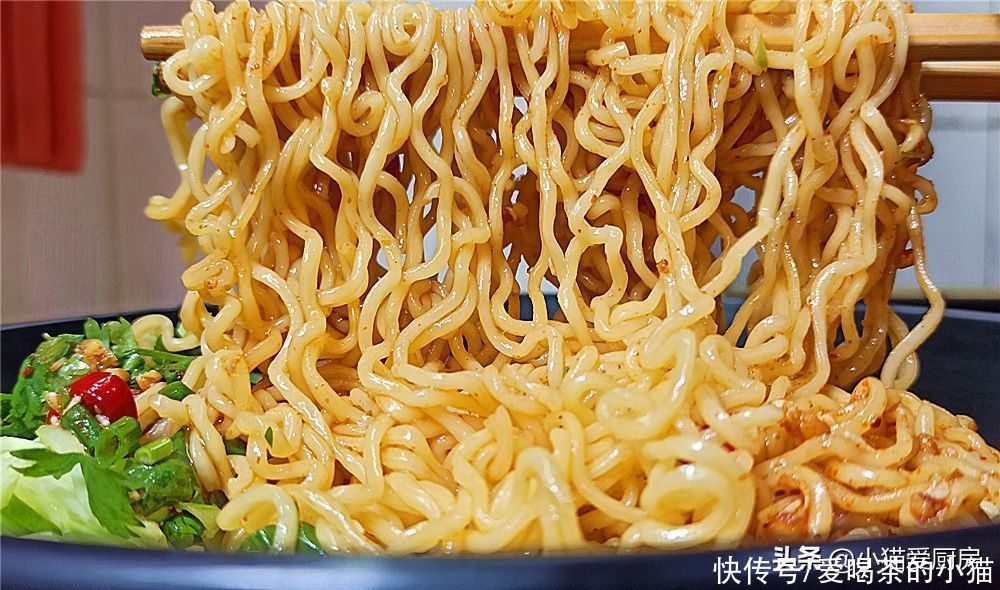 麻辣|夏天炎热，可以尝试一下这道凉拌泡面的神仙吃法，鲜香麻辣爽口