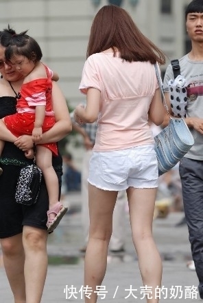 白色|街拍:美女白色短裤搭配粉色上衣,打造出时髦都市丽人