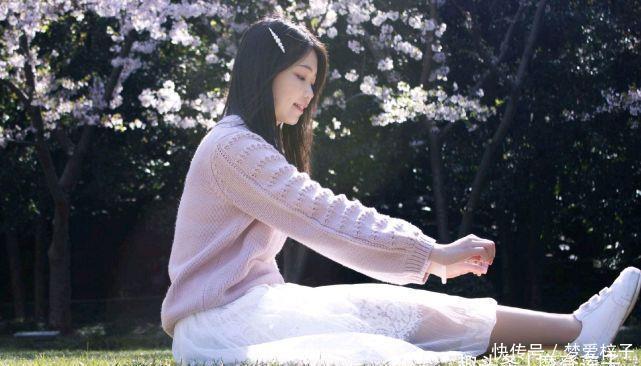 女生|陈卓璇好甜美,身穿白色连衣短裙配卷发造型,气质清新又不失俏皮