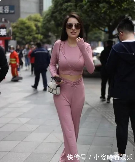 套装 粉色的瑜伽服套装时尚、简洁,搭配高跟鞋走在街上显得优雅迷人