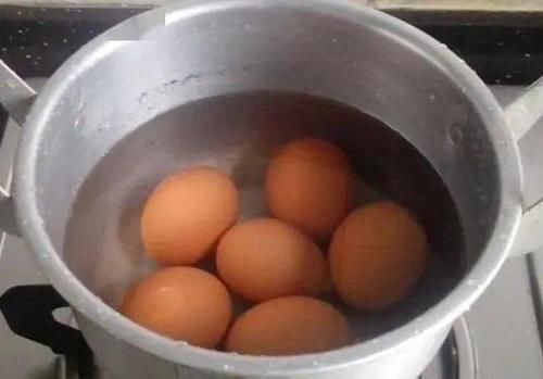 煮鸡蛋，记住不要只用水，教您一招，鸡蛋又嫩又好剥，太实用了