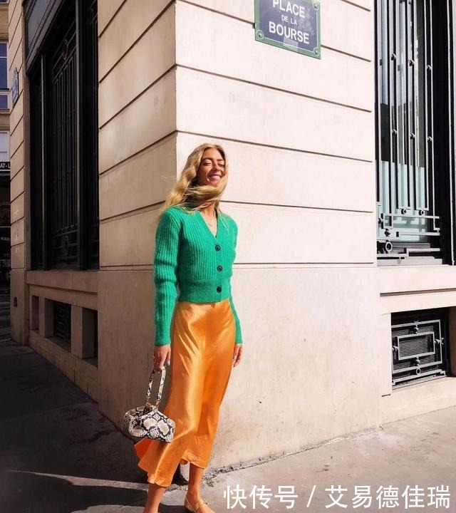 洋气|今秋火了一种穿法,叫“毛衣+半身裙”,青春又洋气,时髦一整季