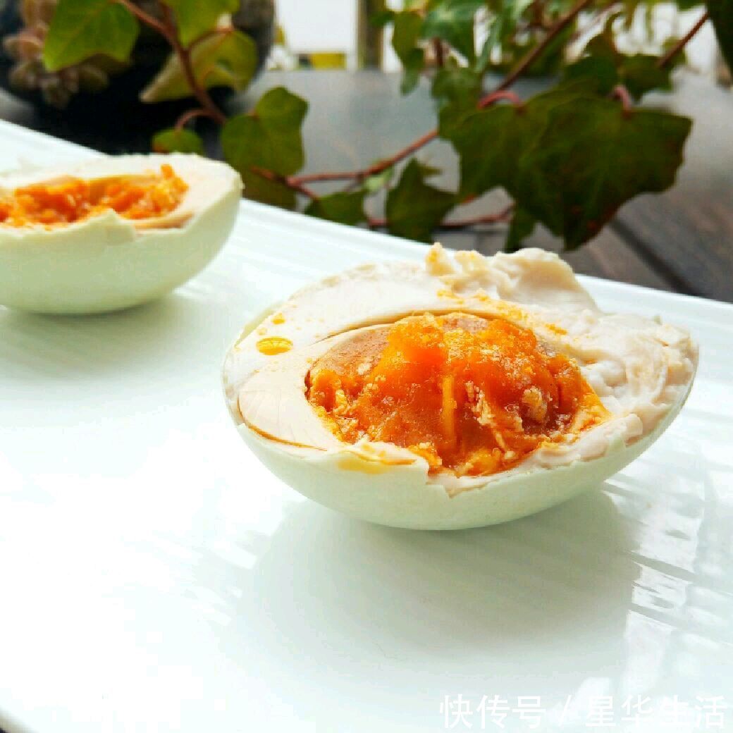 腌咸鸭蛋，就只放盐？学会这2招，时间快起沙又流油