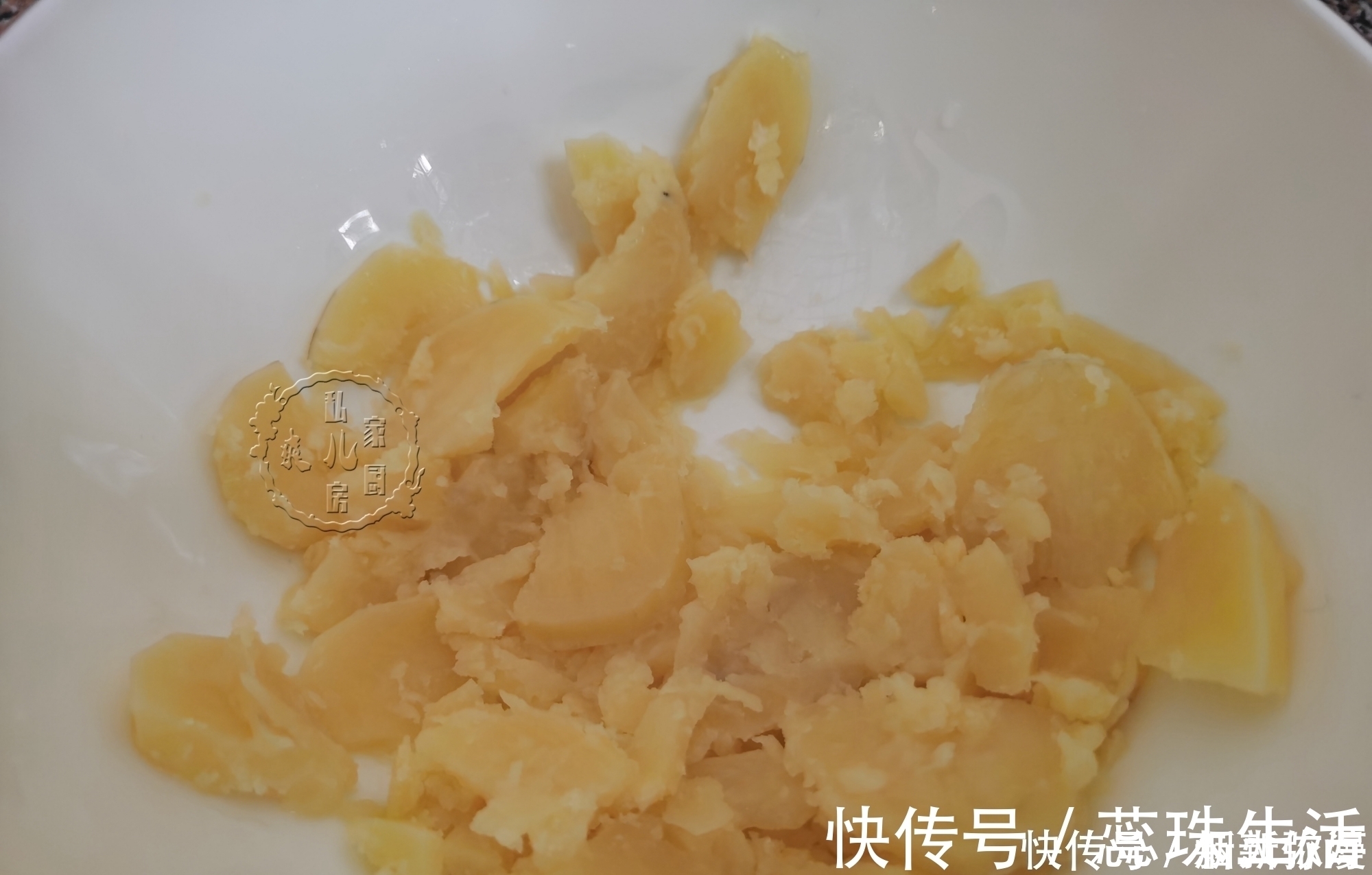 土豆别在炖着吃,加2个鸡蛋,简单一煎,外皮酥脆,孩子超爱吃