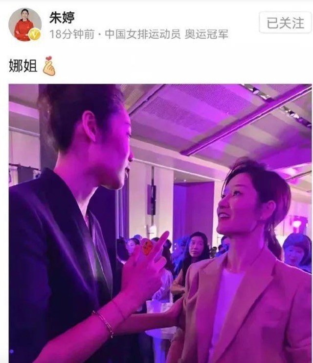 娜姐|网球一姐李娜现身时装周！和朱婷相聊甚欢，网友：娜姐整容了？