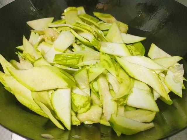 微红|丝瓜和大虾是绝配，三伏天要多吃，清凉祛暑热，安然度过夏天