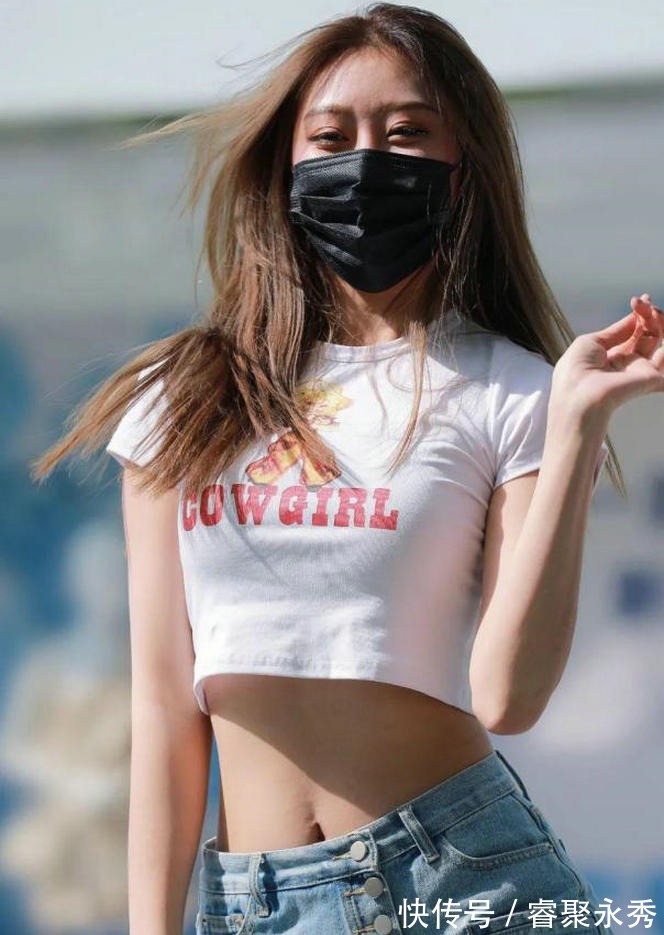 显瘦|夏季穿搭新主张,黑色短款开衫配黑牛仔裤,清凉显瘦成熟有气韵