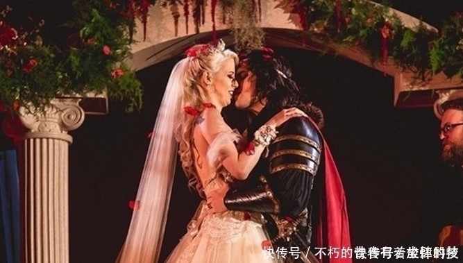 情侣耗巨资90万打造吸血鬼元素婚礼,网友:这就是嫁给了爱情!