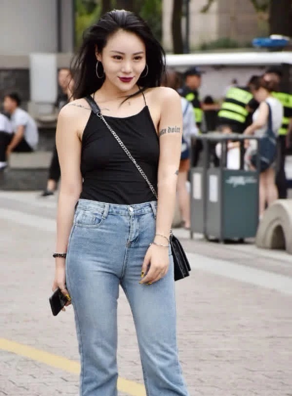 街拍:小姐姐搭配非常简单,戴了一副墨镜,显得很有范儿