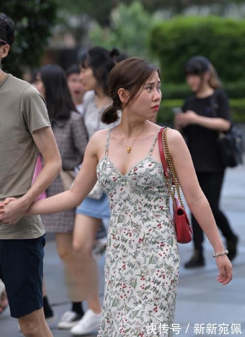 魅力|长裙女神有魅力,轻轻松松便如此美丽迷人